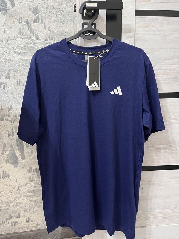 Futbolka Adidas brendidan Futbolka Adidas brendidan