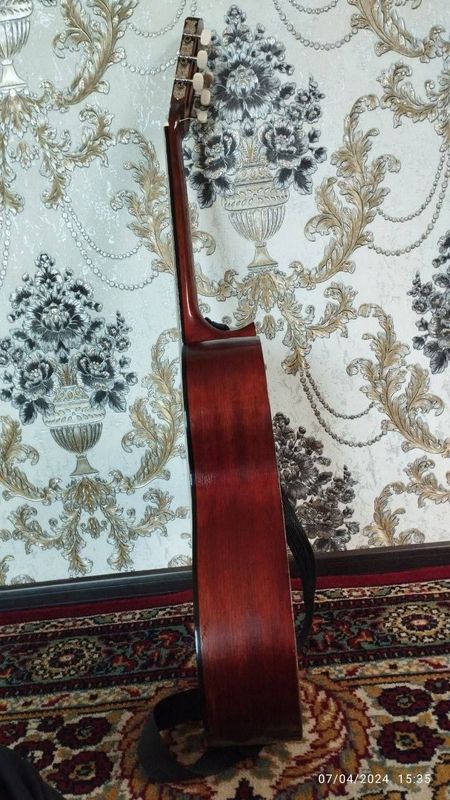 "Klassik gitara sotiladi" "Klassik gitara sotiladi"