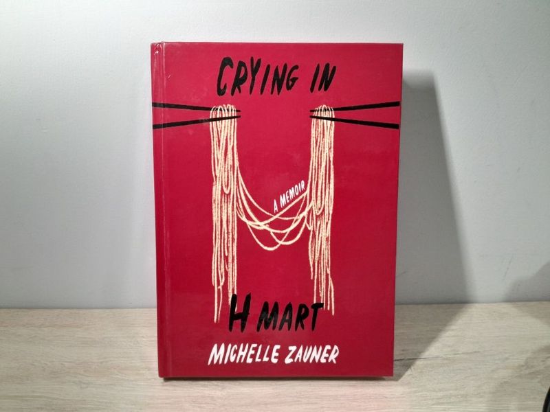 Книга, мемуар "Crying In H Mart" на английском языке Книга, мемуар "Crying In H Mart" на английском языке