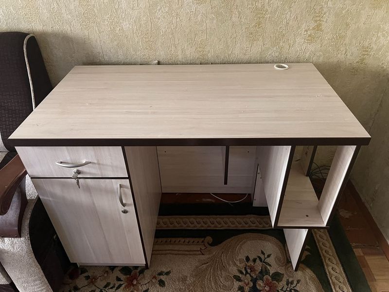 Продам стол компьютерный Продам стол компьютерный