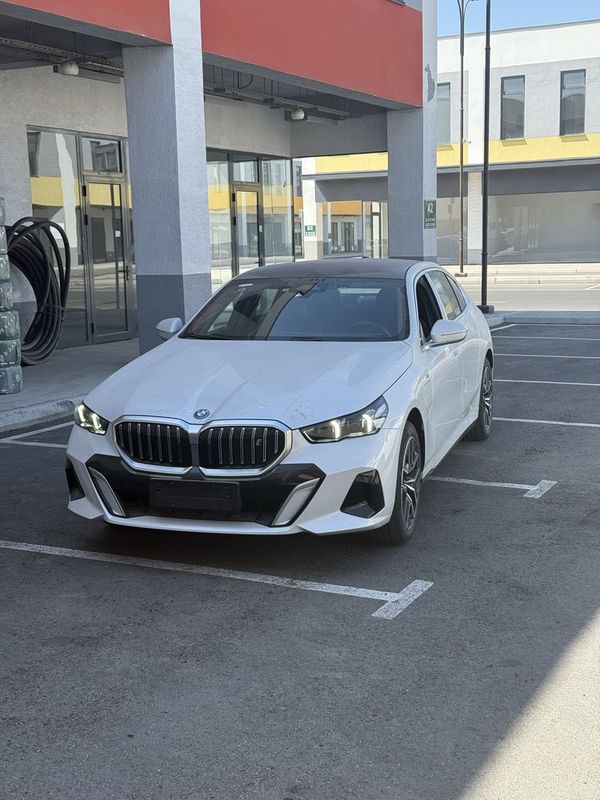 BMW i5 2025 v nalichii