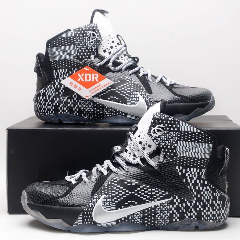 Баскетбольные Кроссовки Nike LeBron 12,44 размер (маломерка) Баскетбольные Кроссовки Nike LeBron 12,44 размер (маломерка)