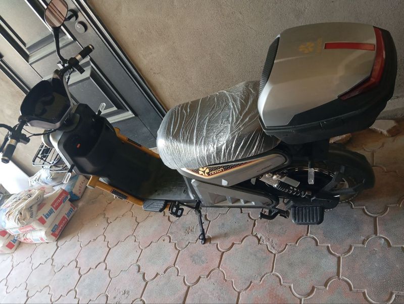 Skuter sotiladi yangi deyarli minilmagan Skuter sotiladi yangi deyarli minilmagan