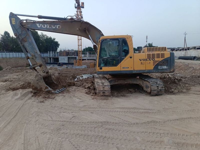 Экскаватор гусеничный VOLVO EC210 BLK 2013 йил 29000 моточас ишлаган Экскаватор гусеничный VOLVO EC210 BLK 2013 йил 29000 моточас ишлаган