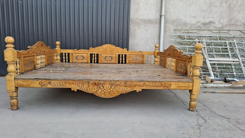 Продаётся тапчан. Размер 3.50 на 2.50