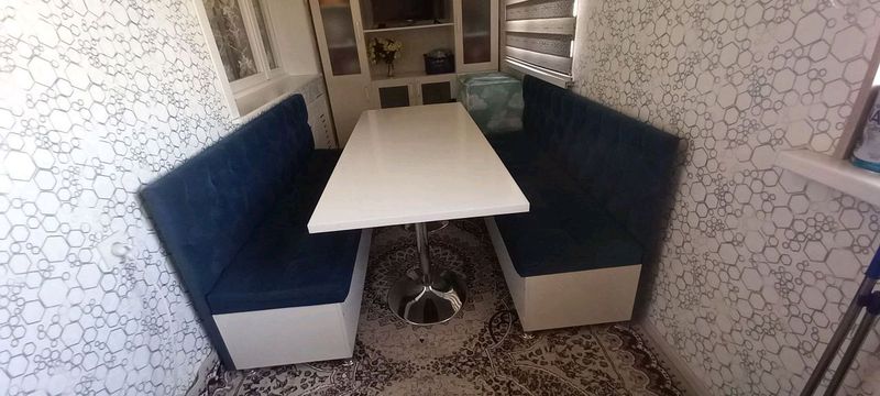 кухонный уголок с столом