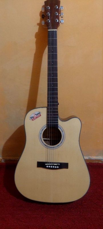 Gitara, yangi 1.5 mln. Srochno sotaman