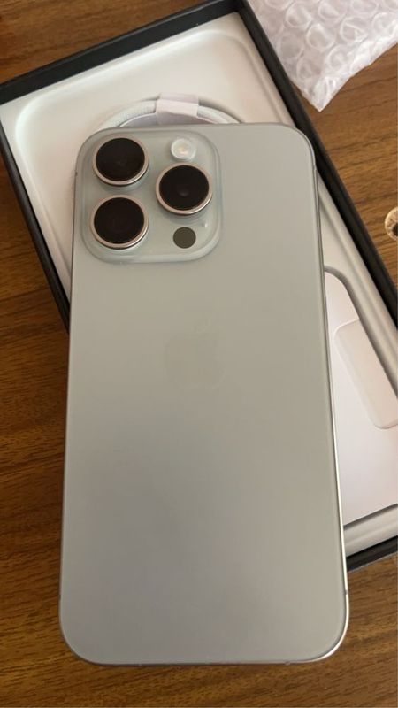 iPhone 15 pro, 730$, 256GB