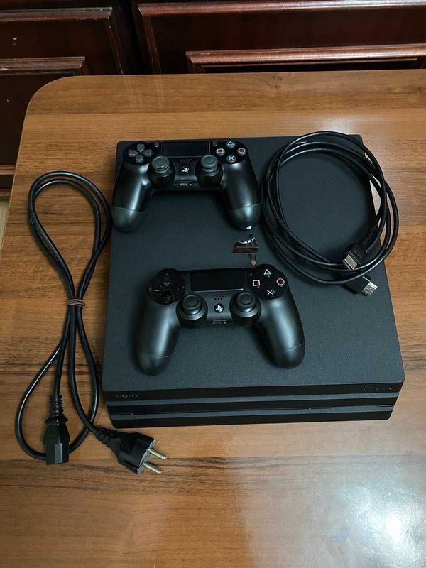 Продаётся PS 4 Pro 1 Tb с 2 оригинальными джойстиками