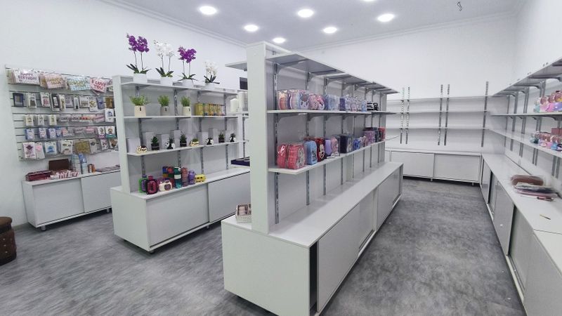 Продам полки и витрины Продам полки и витрины
