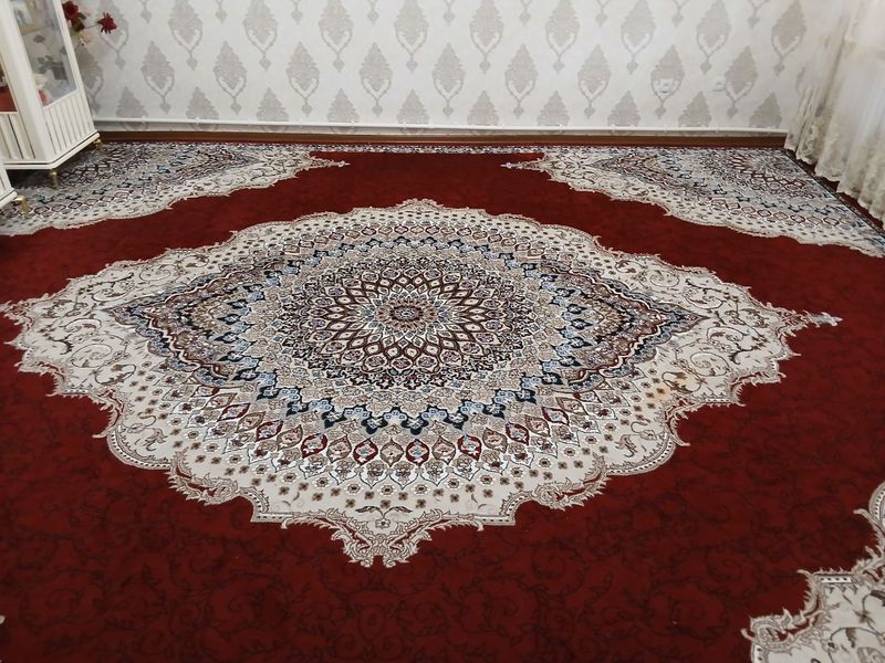 Mehmonxona uchun gilam sotiladi