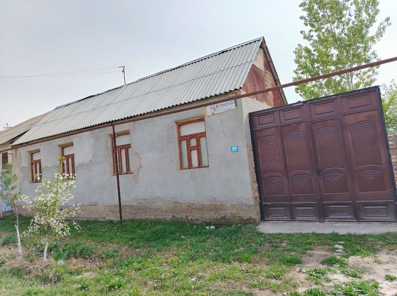 Quvasoy shaxar qochqorchida 10sotixli uy sotilad suv svet suv bor