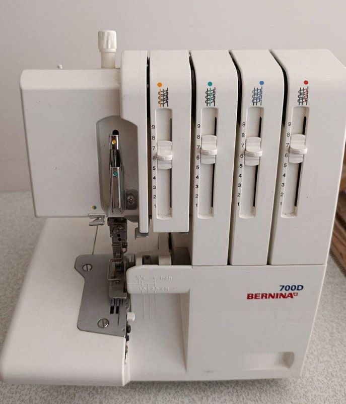 Bernina 700D overlo