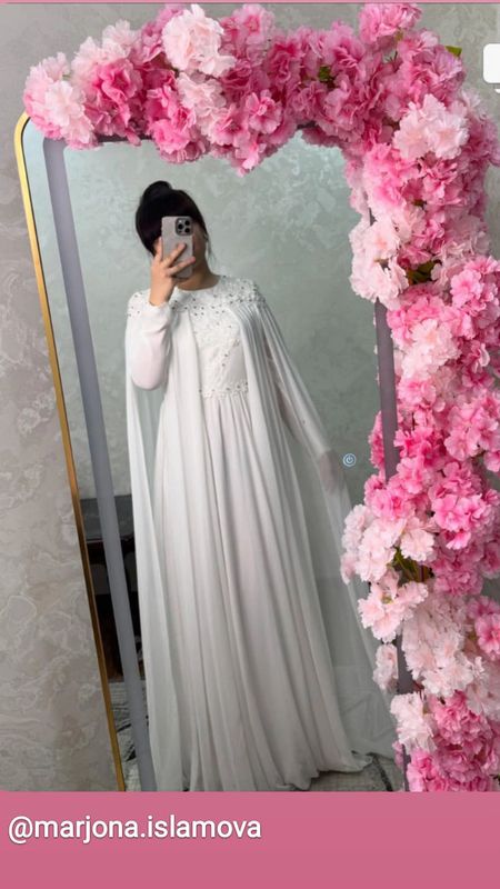 Sifatli abaya rasm tushish uchun kiyilgan Sifatli abaya rasm tushish uchun kiyilgan