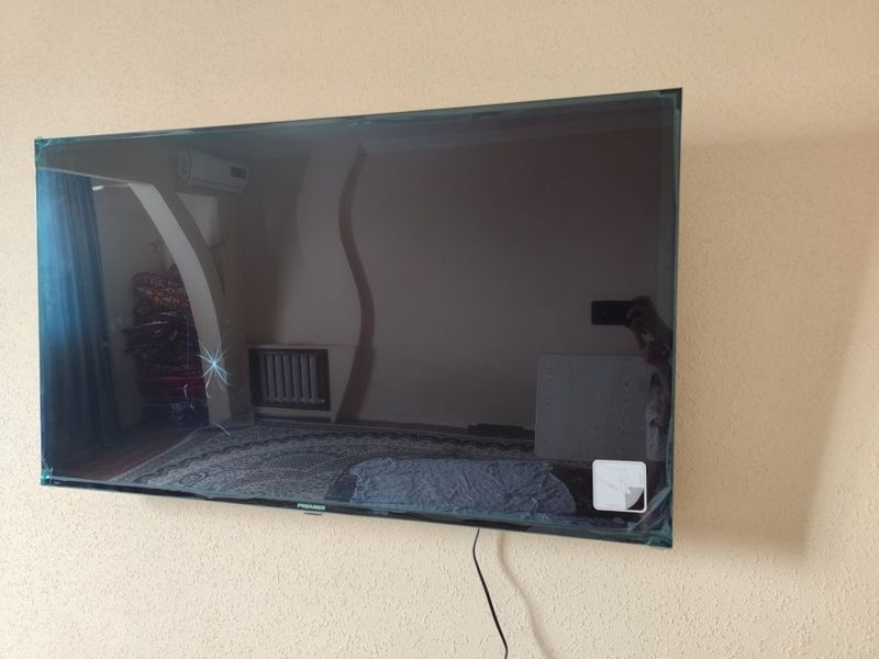 Premier 55 Android tv, ekran ichidan ketgan Premier 55 Android tv, ekran ichidan ketgan