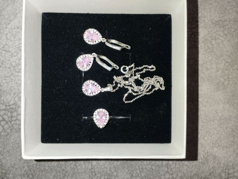 Серебряный комплект новый, кольцо 17,5 Серебряный комплект новый, кольцо 17,5