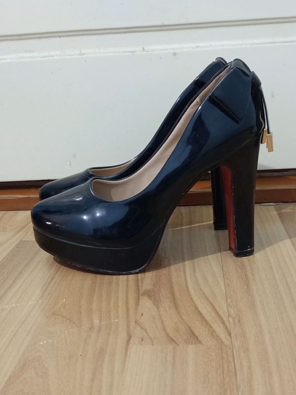 Tufli, kablok, poshnali ayollar tuflisi Tufli, kablok, poshnali ayollar tuflisi