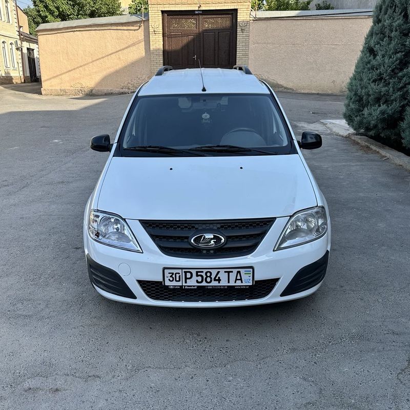 Lada Largus белого цвета