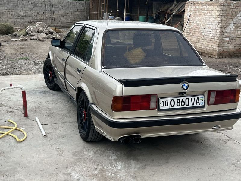 BMW e30.