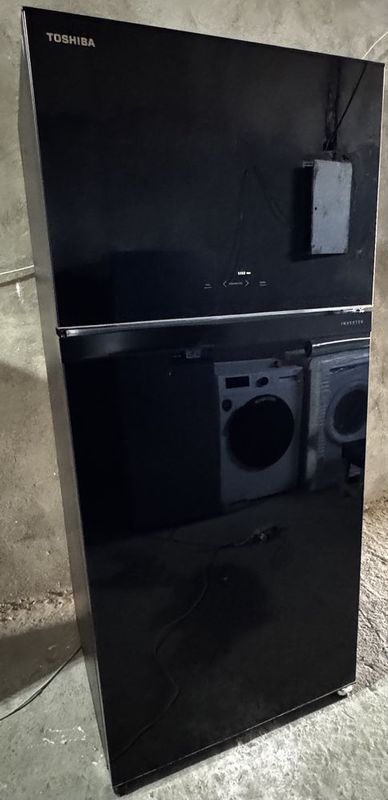 Срочно продается Холодильник Toshiba 608л стеклянная дверь !