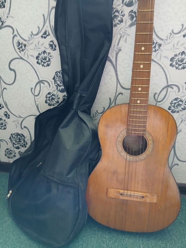 Gitara sotiladi holati yaxshi