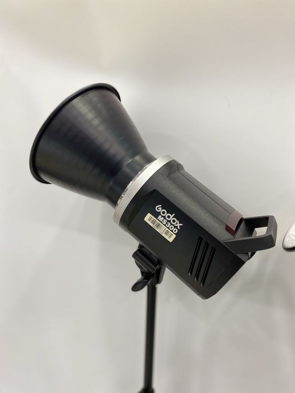 Godox MS-300 вспышка для фотосесси. Godox MS-300 вспышка для фотосесси.