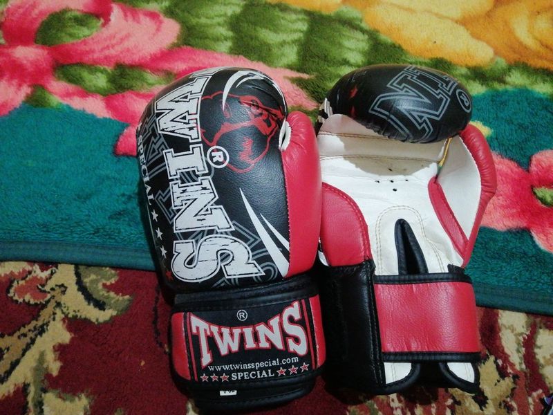 Продаю перчатки special twins, не б/у почти новые, Продаю перчатки special twins, не б/у почти новые,
