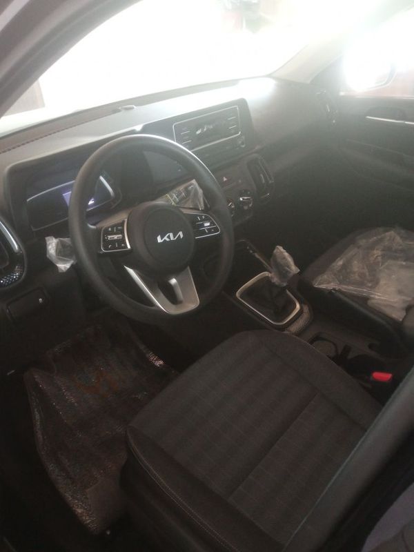 Kia Sonet 1-pozitsiya yangi 1250km yurgan mexanika Kia Sonet 1-pozitsiya yangi 1250km yurgan mexanika