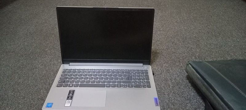 Komputer sotiladi Lenovo