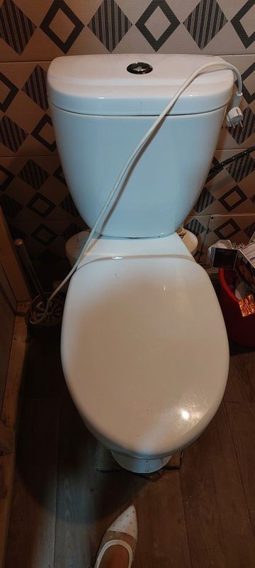 Unitaz sotiladi. Unitaz sotiladi.