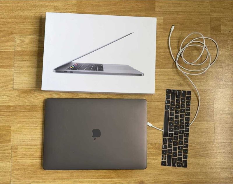 Продам Macbook PRO 2019 года