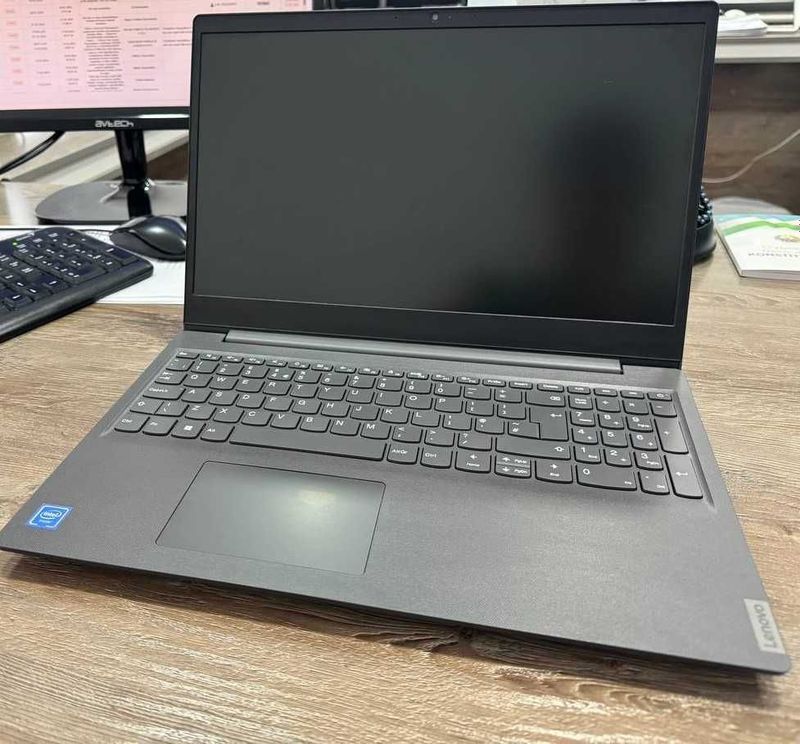 Lenovo V15 Yangi, srochno sotiladi.