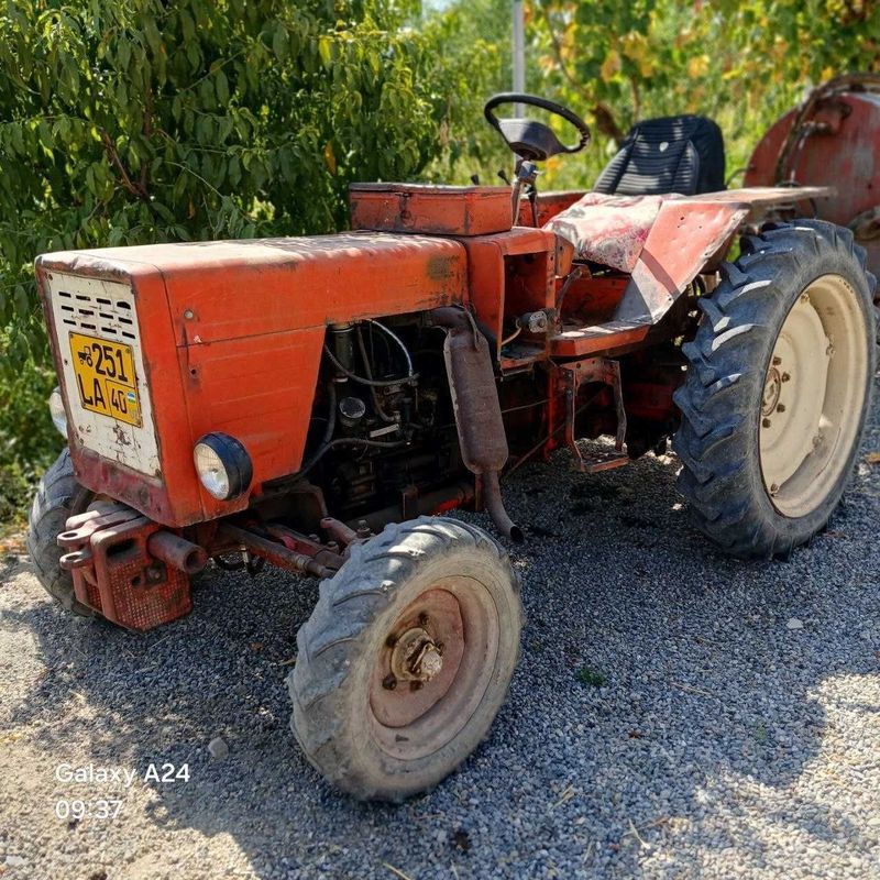 Traktor sotiladi