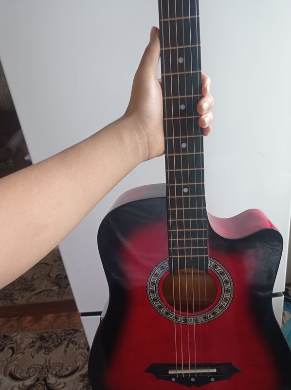 Gitara clasik aybi yoq chehol bor Toshkent boʻyicha gaplashamiz