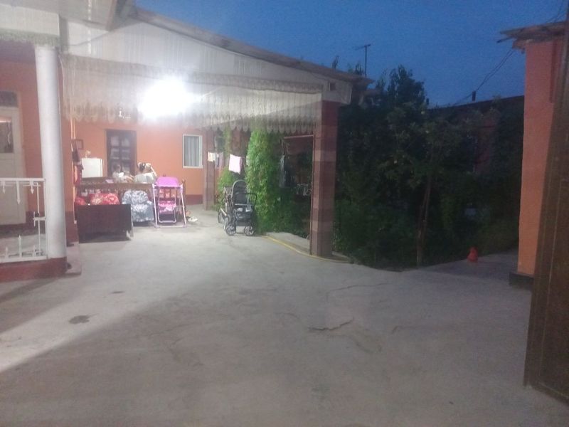 Uy 4 sotxli 7 ta xona xamma sharoit bor