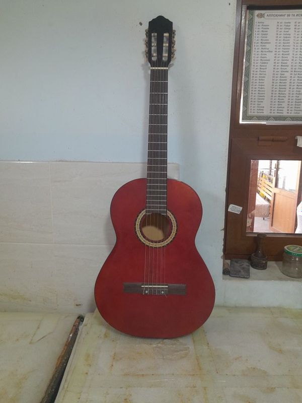 Gitara sotiladi sumkasi bilan