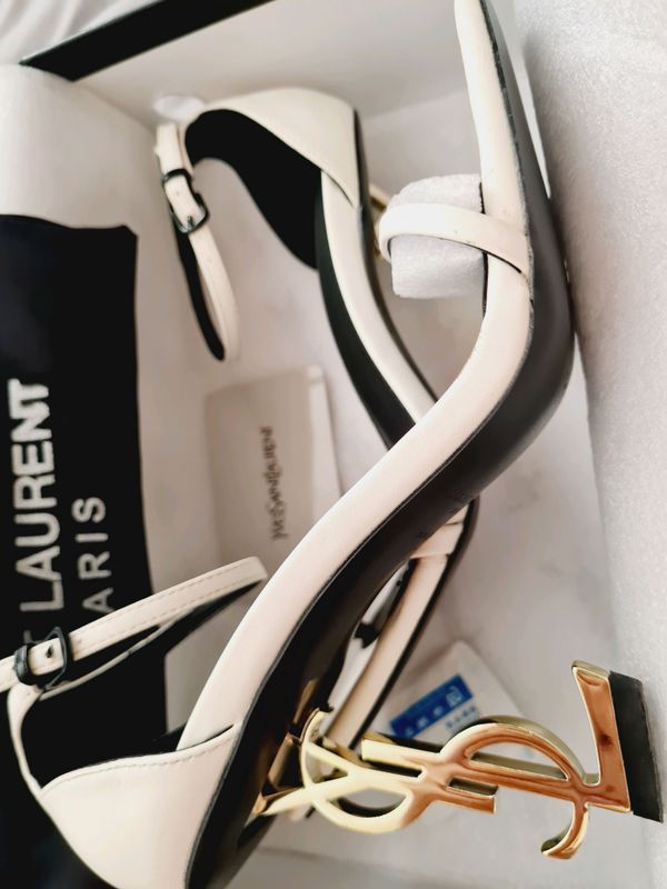 Saint Laurent Paris 400.000 сум Saint Laurent Paris 400.000 сум