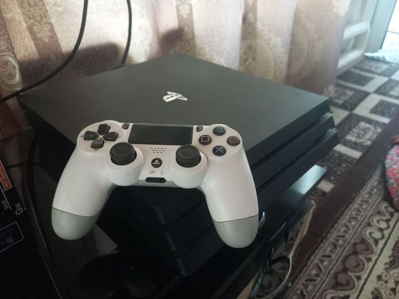 PS4 pro tiniq holati ideal yangi 1TB hotirasi plombasi bor 13ta o'yinl