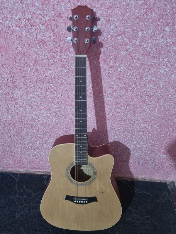 Gitara sotiladi kop ishlatilmagan Gitara sotiladi kop ishlatilmagan