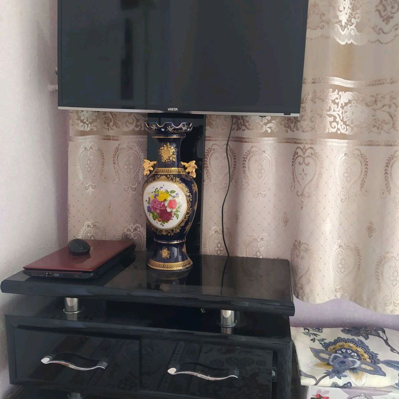 Televizor podstavkasi bilan Televizor podstavkasi bilan
