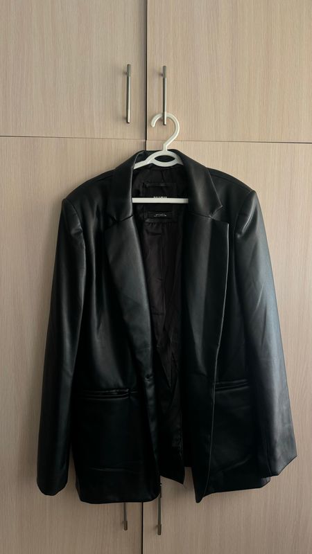 пиджак кожаный женский Pull & bear