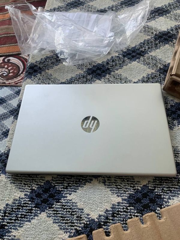 Noutbok HP 8 GB 256 GB holati yangi ..