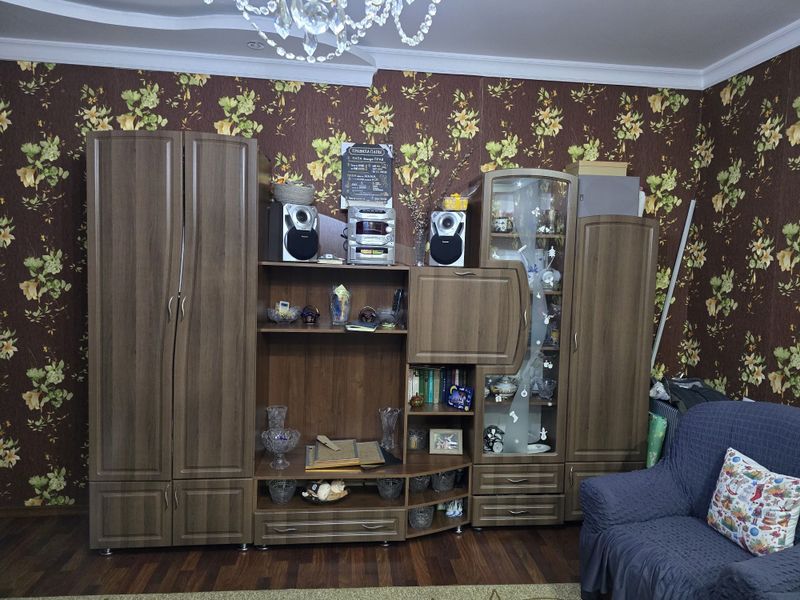 Стенка-горка, диван 2 кресла, стеклянный стол +4стула Стенка-горка, диван 2 кресла, стеклянный стол +4стула