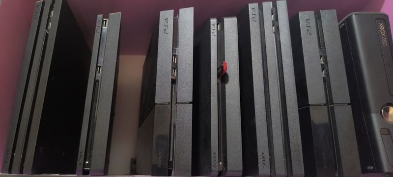 Playstation 4 lar sotiladi Playstation 4 lar sotiladi