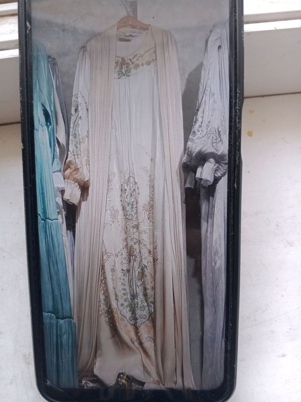 Abaya bir marta kiyilgan  ,1000000 million  summa