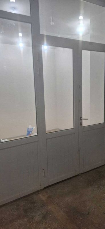 Продаётся помещ. 9 м.кв под магазин или склад вещ. рынок А.Дониш 13квл