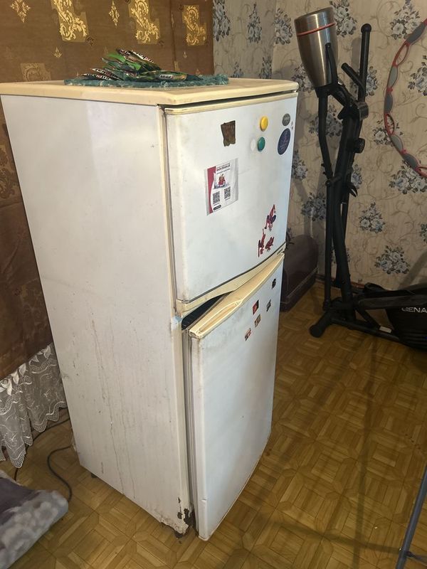 Продается Б/У холодильник Самсунг рабочий толко корпус прогнил