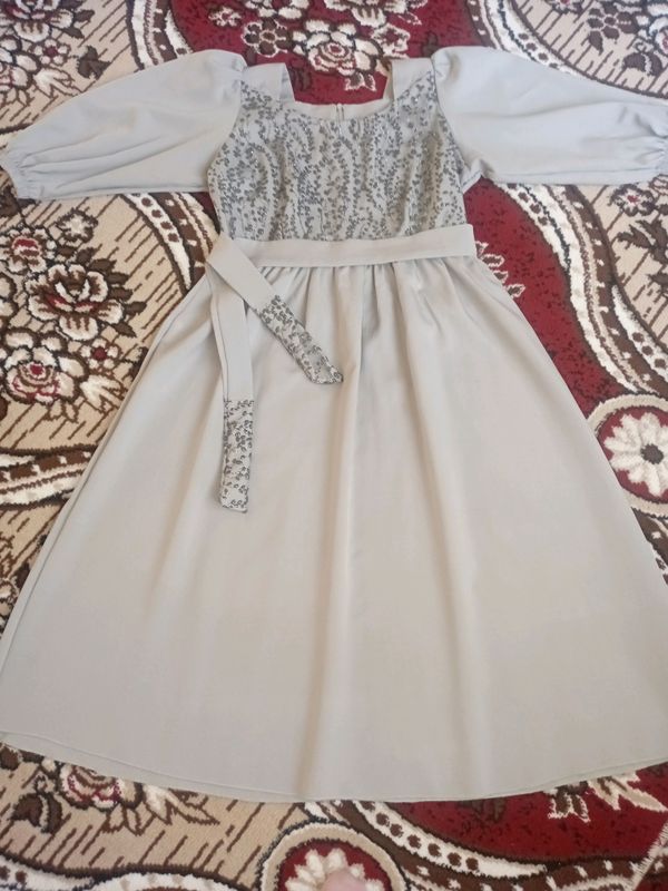 Ayol ,qizlarimizga ajoyib ko'ylak holati ideal Ayol ,qizlarimizga ajoyib ko'ylak holati ideal