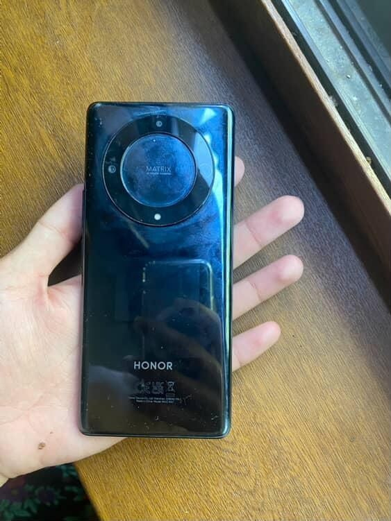 HONOR X9a 128gb holati zoramas bitta chetida qora dog tushgan HONOR X9a 128gb holati zoramas bitta chetida qora dog tushgan