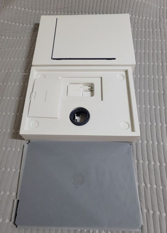 Macbook Air M2 15dyum midnight blue full box sotiladi!!!